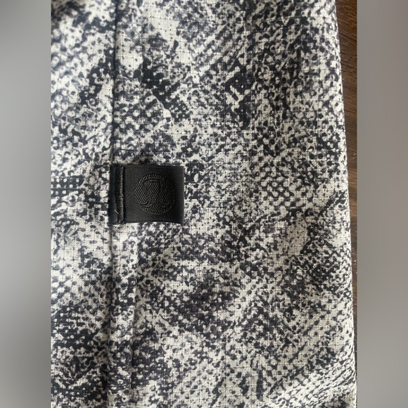 Lululemon men’s button down shirt black and white pattern - Picture 5 of 5